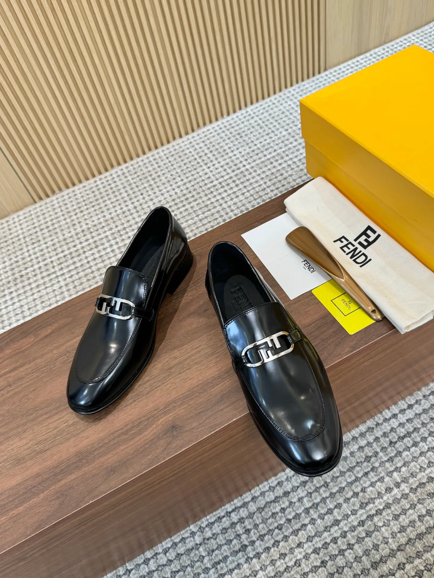 [FENDI] Top P: 980💰 ▪️Size: Men's 39-44. (Customized at 38.45.46) Fendi men's business casual leather shoes Imported brand cloth/calfskin/open edge beads/brand logo printing -Inside: Comfortable cowhide lining -Outsole: Genuine leather outsole with rubber backing embedded in the heel, perfect injection molding -Ultra-high quality control·Fine workmanship: highlighted (high-end·luxury·grade)